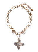Collana con catena e ciondolo centrale a croce di foglie